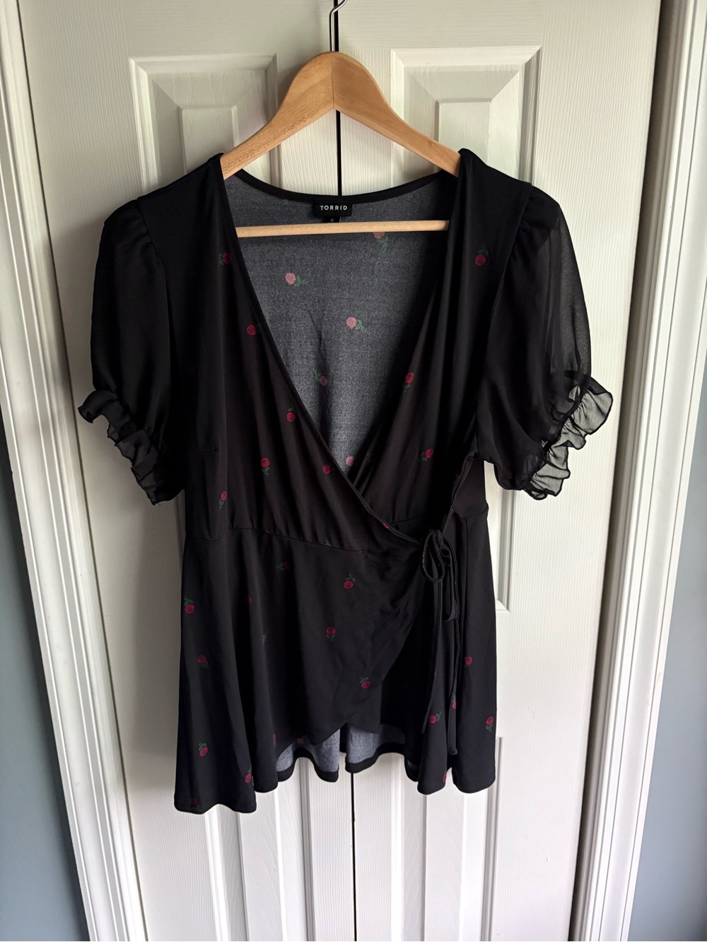 Torrid Studio Chiffon Puff Short Sleeve Surplice Top Black Floral Size 0 (L/12)